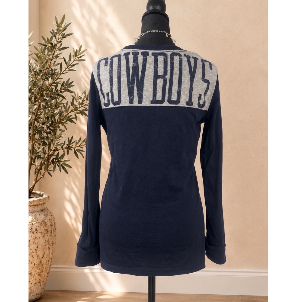 Dallas Cowboys Her Style Womens Navy Blue V-Neck Long Sleeve Star Shirt Medium